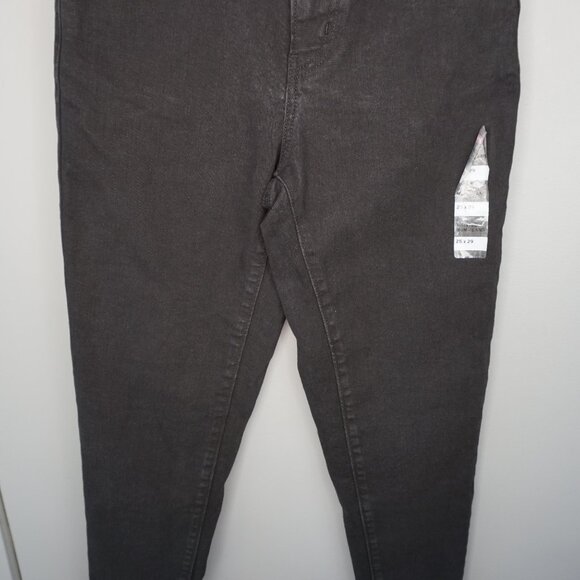 New Levi's High-Waisted Tapered Mom Jeans in Flash Black size 25x29 - Picture 6 of 15